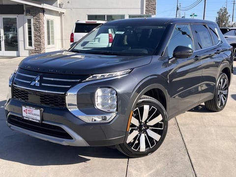 1 image of 2025 Mitsubishi Outlander SE