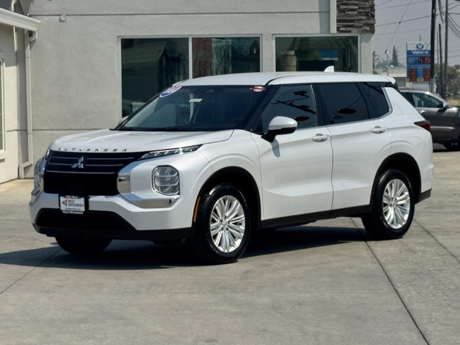 2024 Mitsubishi Outlander ES's photo