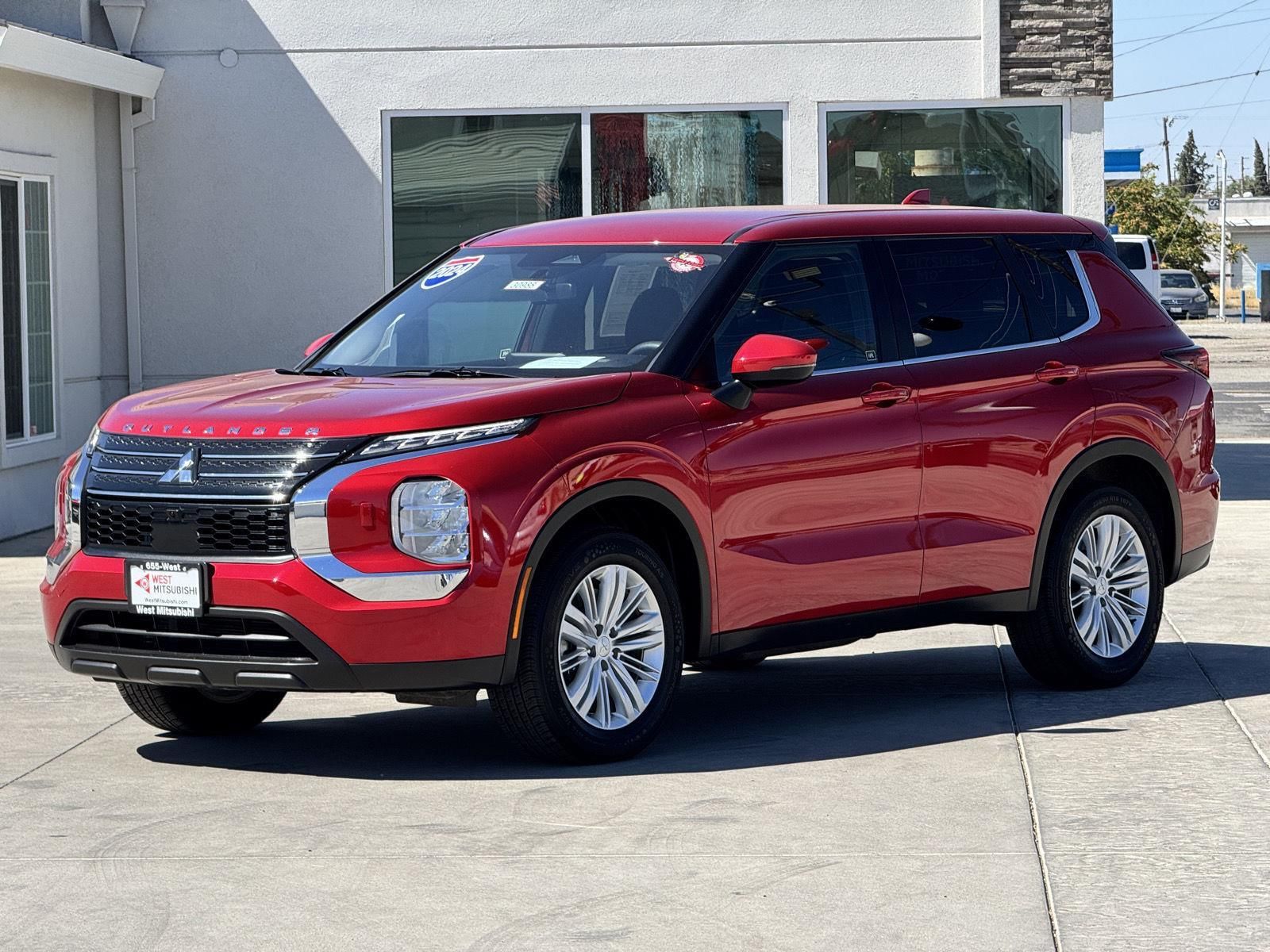 2024 Mitsubishi Outlander ES's photo