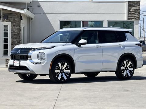 1 image of 2025 Mitsubishi Outlander SEL