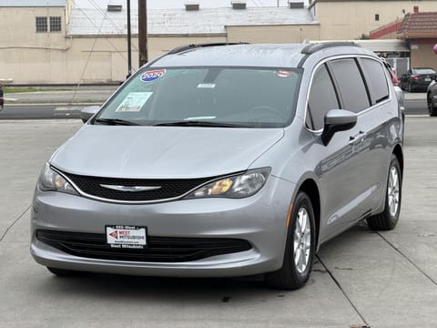 1 image of 2020 Chrysler Voyager LXI
