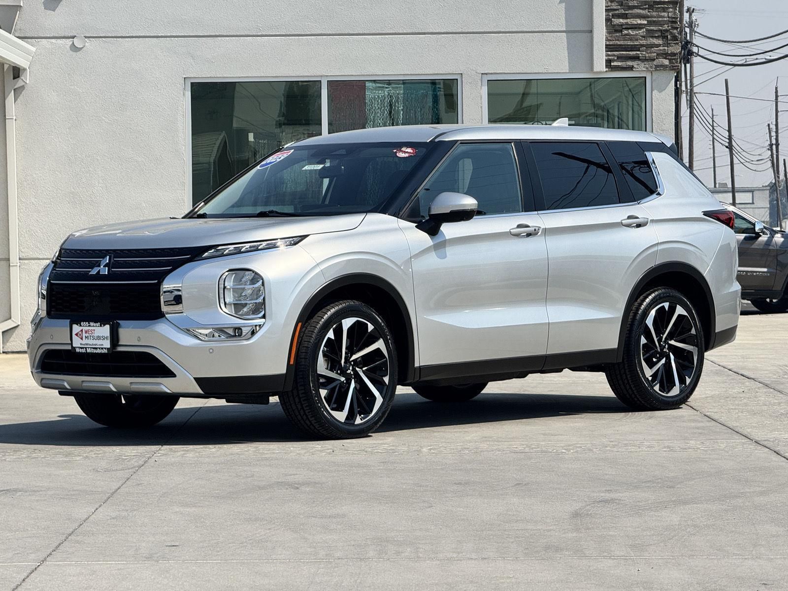 2023 Mitsubishi Outlander SE's photo