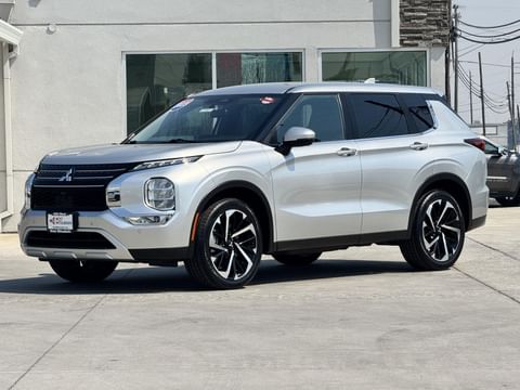 1 image of 2023 Mitsubishi Outlander SE