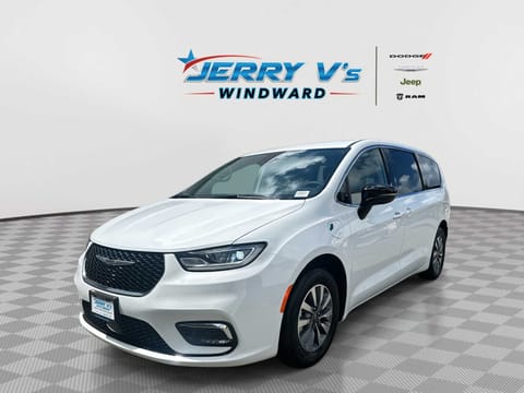 1 image of 2024 Chrysler Pacifica Hybrid Select