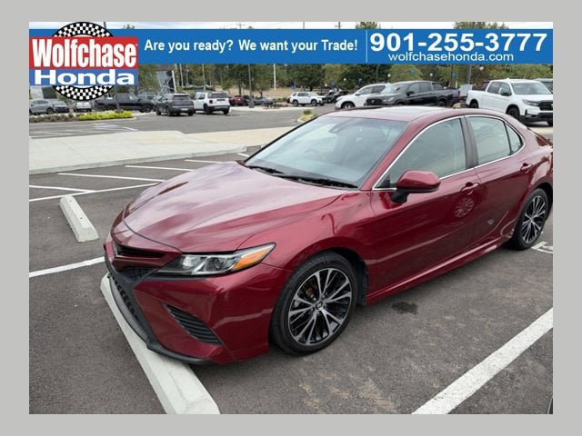 1 placeholder image of  2018 Toyota Camry SE